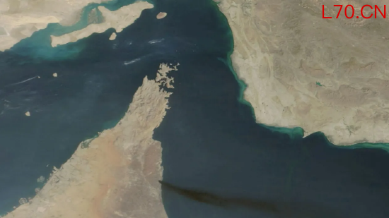 美以与伊朗冲突期间，卫星图像显示阿联酋富查伊拉港升起浓烟。