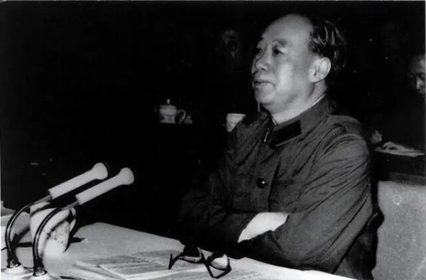 1979年，汪东兴拒绝让刘少奇平反，邓小平发火：你怎么总是唱反调？
