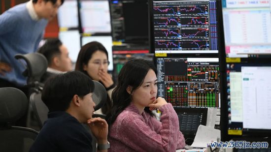 2026 年 2 月 2 日，韩国首尔韩亚银行总行外汇交易室内，外汇交易员紧盯汇率行情。
